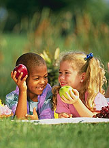 children eating apples