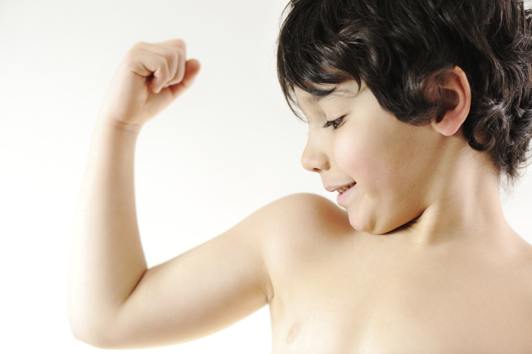 Child showing the muscles of his arms